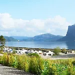 6 Person In Sorbovag-by Traum *