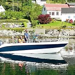6 Person In Sorbovag-by Traum