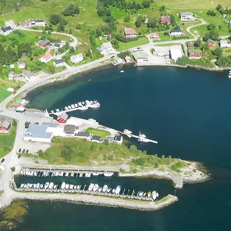 6 Person In Sorbovag-by Traum
