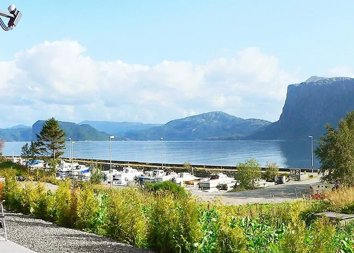 6 Person In Sorbovag-by Traum *