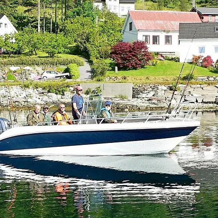 6 Person In Sorbovag-by Traum